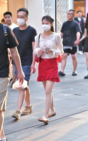 街拍超薄丝红短裙妹纸 [17P]