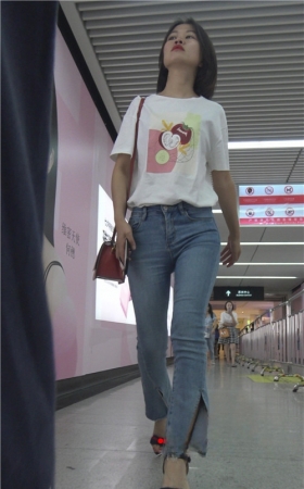 漂亮的牛仔短发小姐姐
