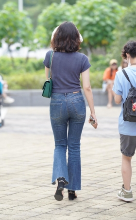 小姐姐随意的打扮 看着却很舒适