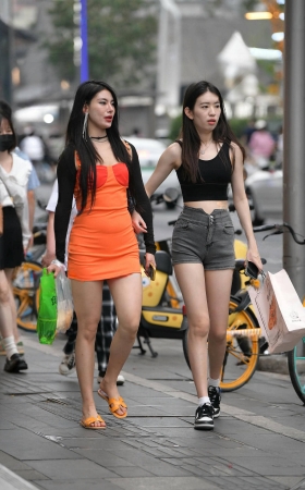 街拍灰色热裤美腿小姐姐 [18P]