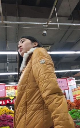 超市里的紧身黑色铅笔裤女孩