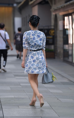 花裙美女