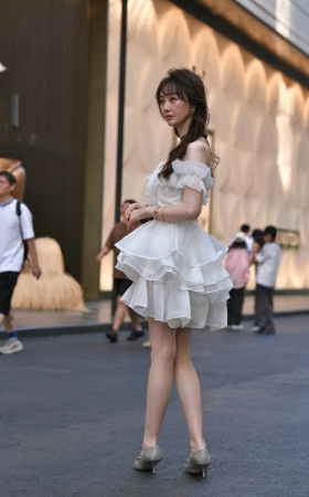 成熟的白裙美腿美女 [18P]