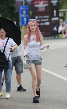 街拍可爱热裤女孩儿~ [21P]