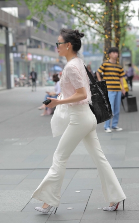美女的紧身喇叭裤 很显臀 [27P]