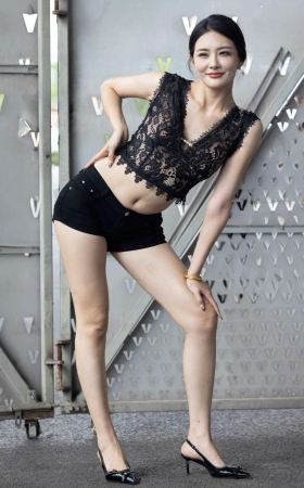 L1102-173P成都车展-性感镂空蕾丝背心网红欣欣呀极品美腿VOL.2 10P