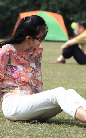 No689 女孩草坪采风，现都流行给自己的脚拍上几张