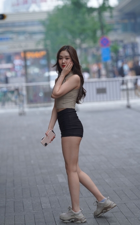 黑色热裤小美女