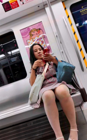 地铁上的肉丝袜小姐姐