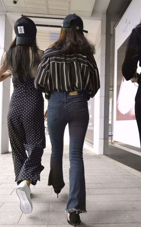 黑色牛仔喇叭裤性感御姐