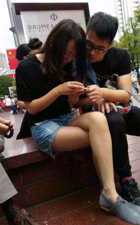 牛仔热裤裸腿美眉