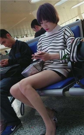 4k-长腿性感少妇的高跟鞋被玉足塞满了，偷偷脱下来晾一…