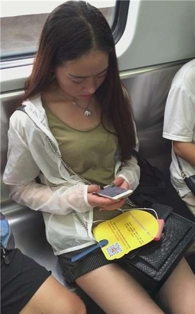 地铁上拍摄小清新美女。