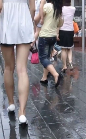 街头正拍小裙子少女 美腿露的很修长