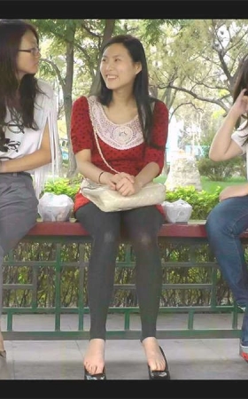 脸蛋可佳的少妇脚丫玩弄鞋子 灰丝踩脚袜