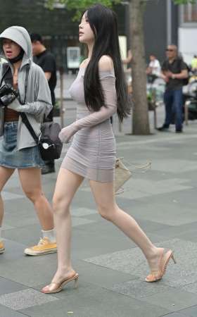 街拍包臀短裙凉高美zu小姐姐 [17P]