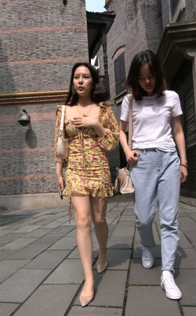 性感低胸装高跟短裙美女