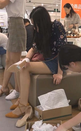 少女细长光滑的丝足