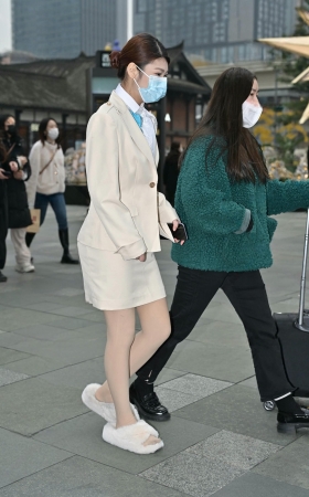 毛毛拖鞋的小姐姐 [19P]