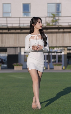 白裙女子MJ3468