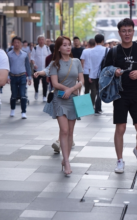 高跟包屯裙美女
