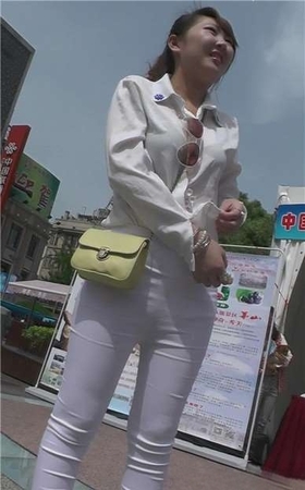 街拍紧身白衣白裤大美妞，小清新邻家小妹的感觉[1.12 GB]