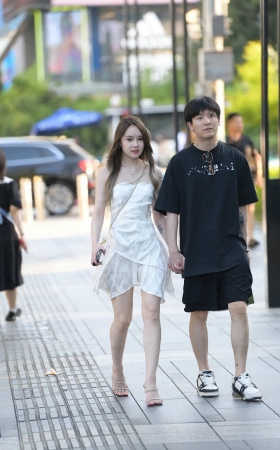 白皙白裙女盆友 [19P]