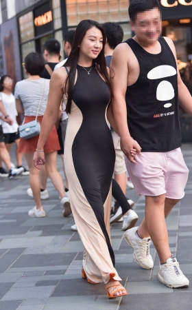 丰满圆润的长裙美妇 [16P]