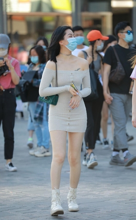 漂亮的一字抹胸装美女