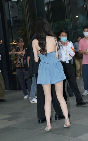 白皙美腿，美背美女