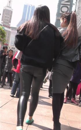 漂亮的紧身皮裤小妹