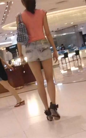 嫩长腿少女上电梯