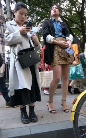 金色短裙美腿高跟鞋美女