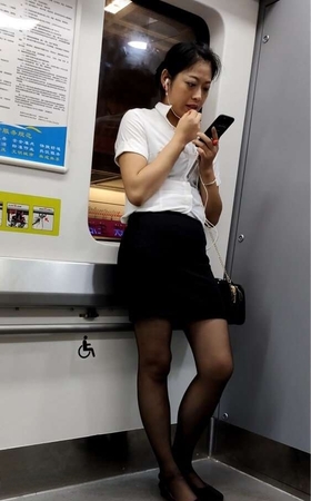 街拍成熟包臀裙黑丝ol制服姐姐 [634 MB/MP4]