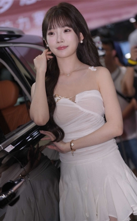 白裙甜美一个张张包