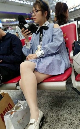 4k超清，美白大长腿眼镜妹妹，颜值颇高