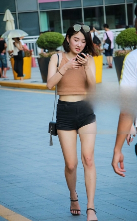 热裤短发美女,臀肥肉多 [15P]