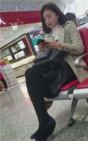 4k-高铁站候车室拍摄超级性感黑丝高跟鞋美女