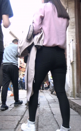 又一位粉毛衣紧身黑裤大圆臀街拍美女