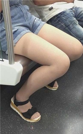 地铁偶遇吊带牛仔热裤文静小美女，还穿肉丝的哦。