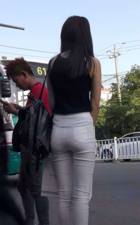 超紧白裤性感美女等公交车