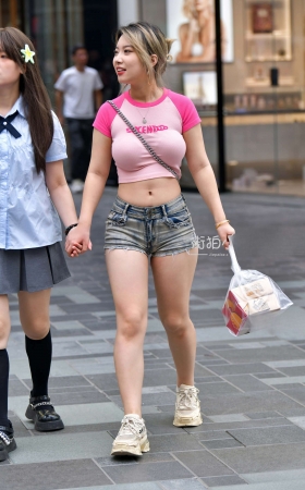 街拍微胖紧致牛仔热裤妹子 [23P]