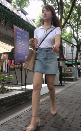 漂亮的牛仔裙白衬衫美女姐姐