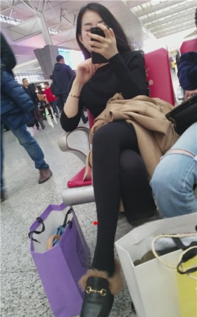 玩手机的黑丝美女