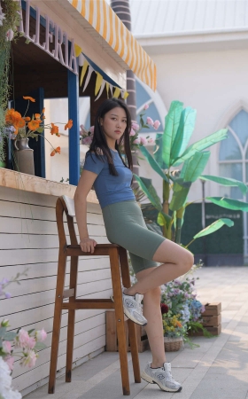 一始街拍作品 绿色瑜伽短裤美女