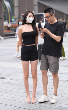 单眼皮的热裤长腿女友 [20P]