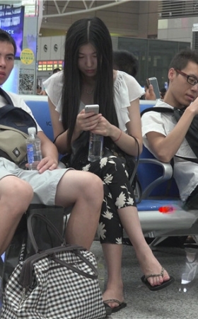 漂亮的长发美足妹子
