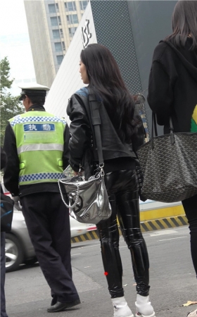 极品黑皮裤小姐姐