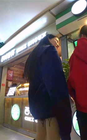 商场拍摄美腿少妇