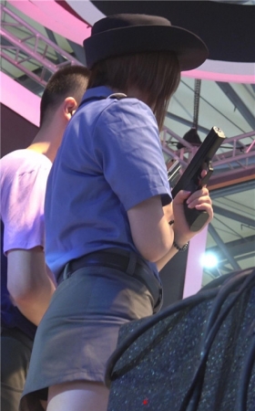 展台上的制服美女